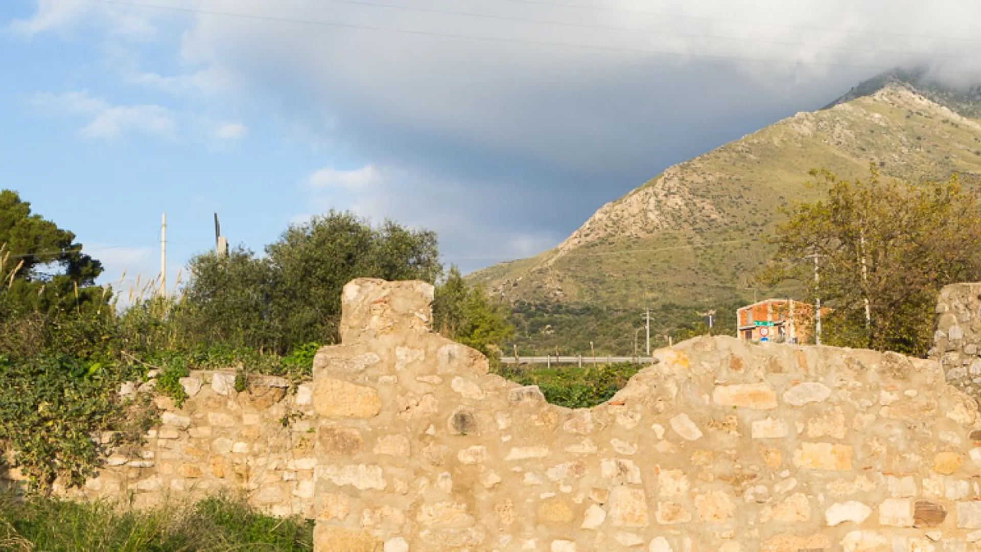 Muri a secco e macchia mediterranea ai piedi delle Madonie, nel territorio di Scillato