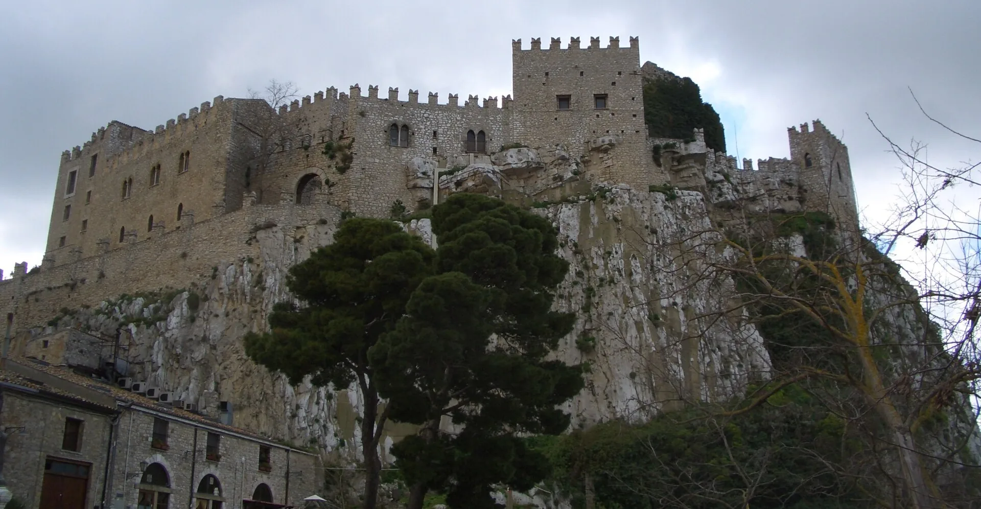 Il castello normanno di Caccamo visto da nordovest, a dominio della valle del fiume San Leonardo