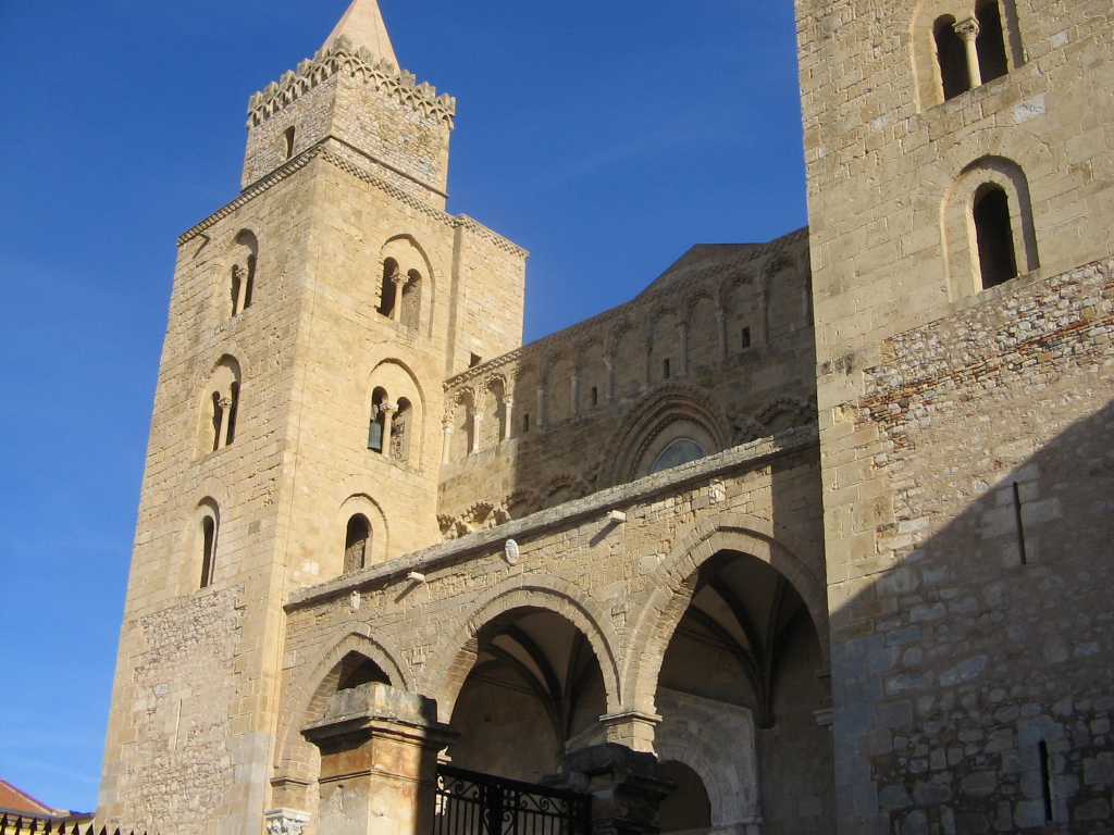 La facciata del Duomo di Cefal&ugrave; fra le due torri normanne, fondato nel 1131 da Ruggero II