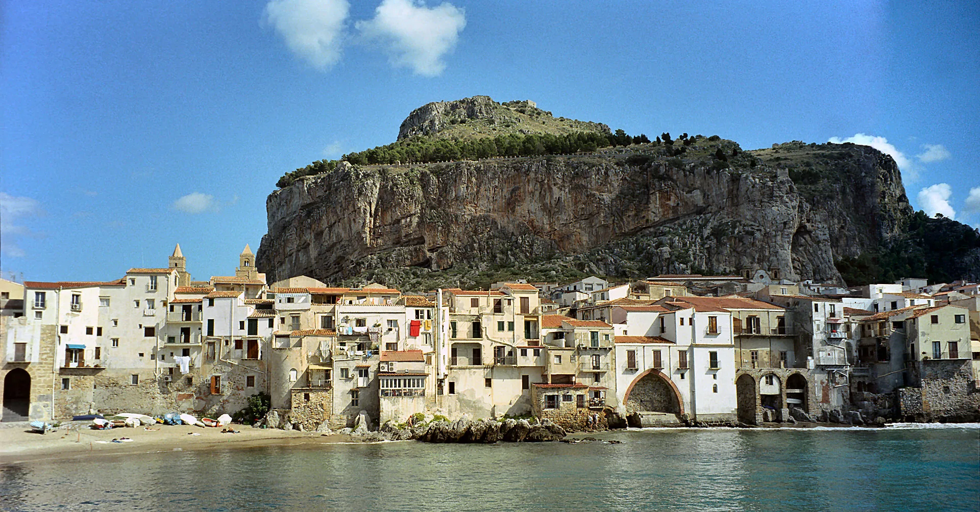 Cefal&ugrave;, il borgo marinaro affacciato sul Tirreno con la Rocca alle spalle
