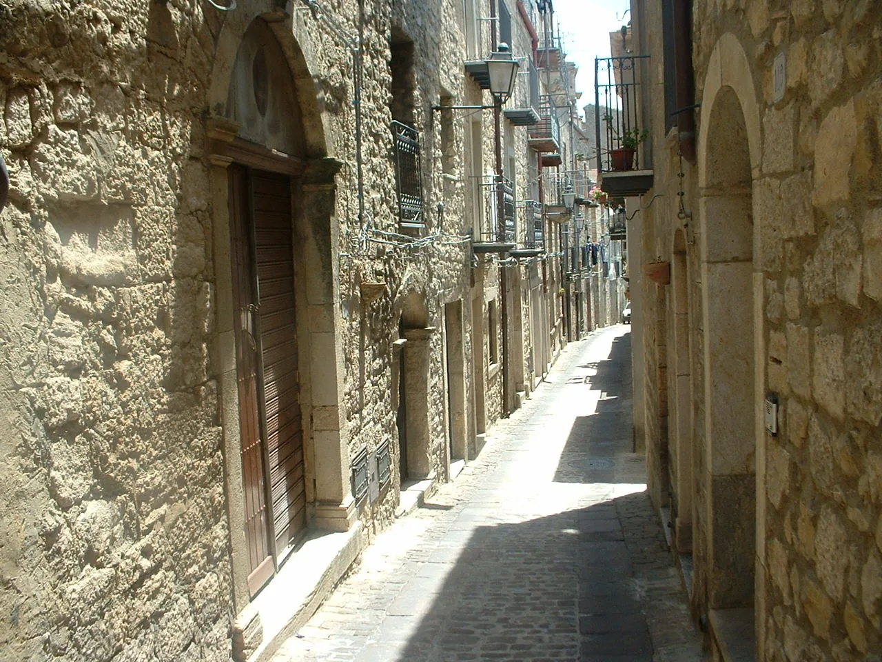 Un vicolo di Gangi: nei borghi delle Madonie le processioni della Settimana Santa attraversano strade come questa