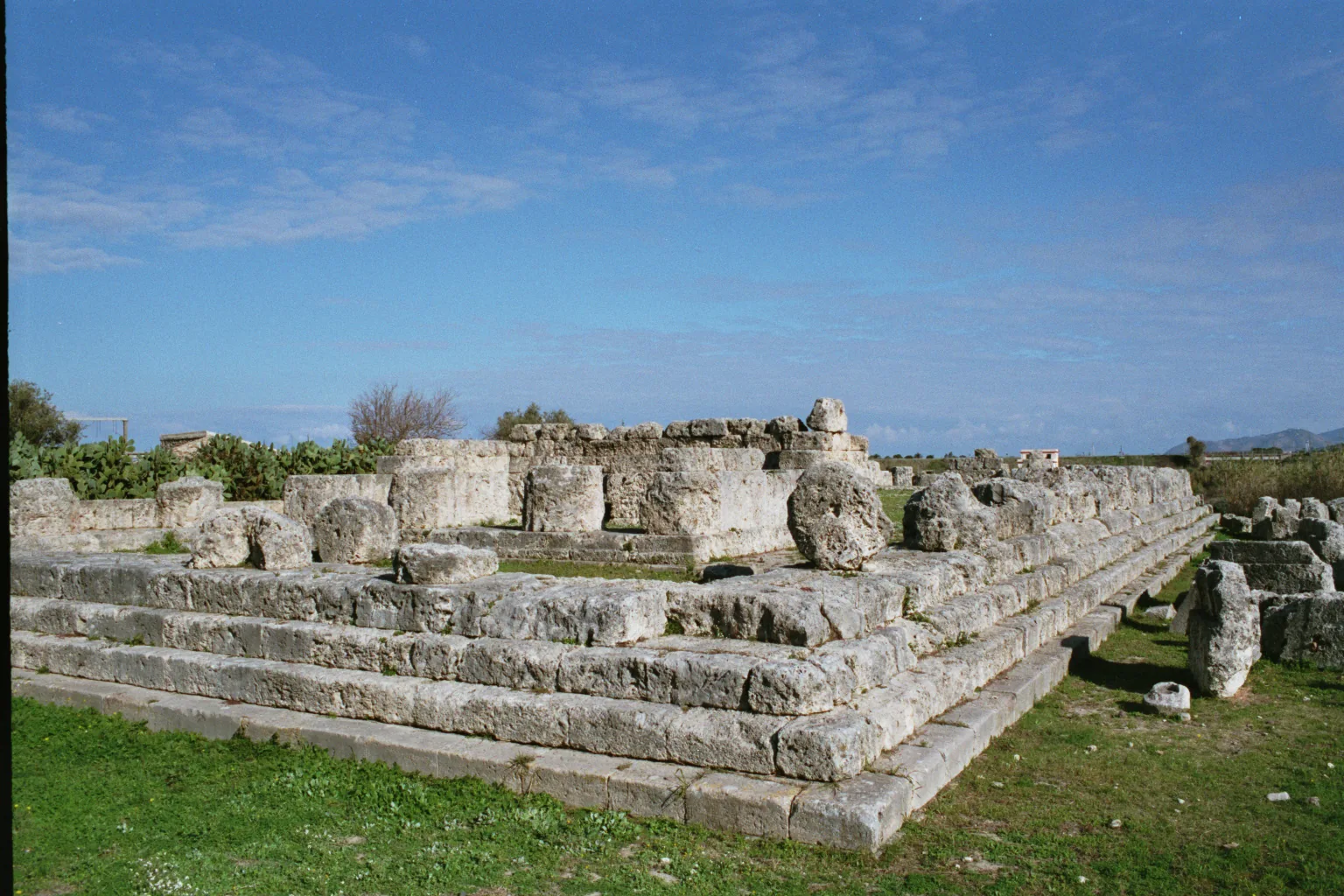 Il basamento del Tempio della Vittoria, nell'area archeologica di Himera