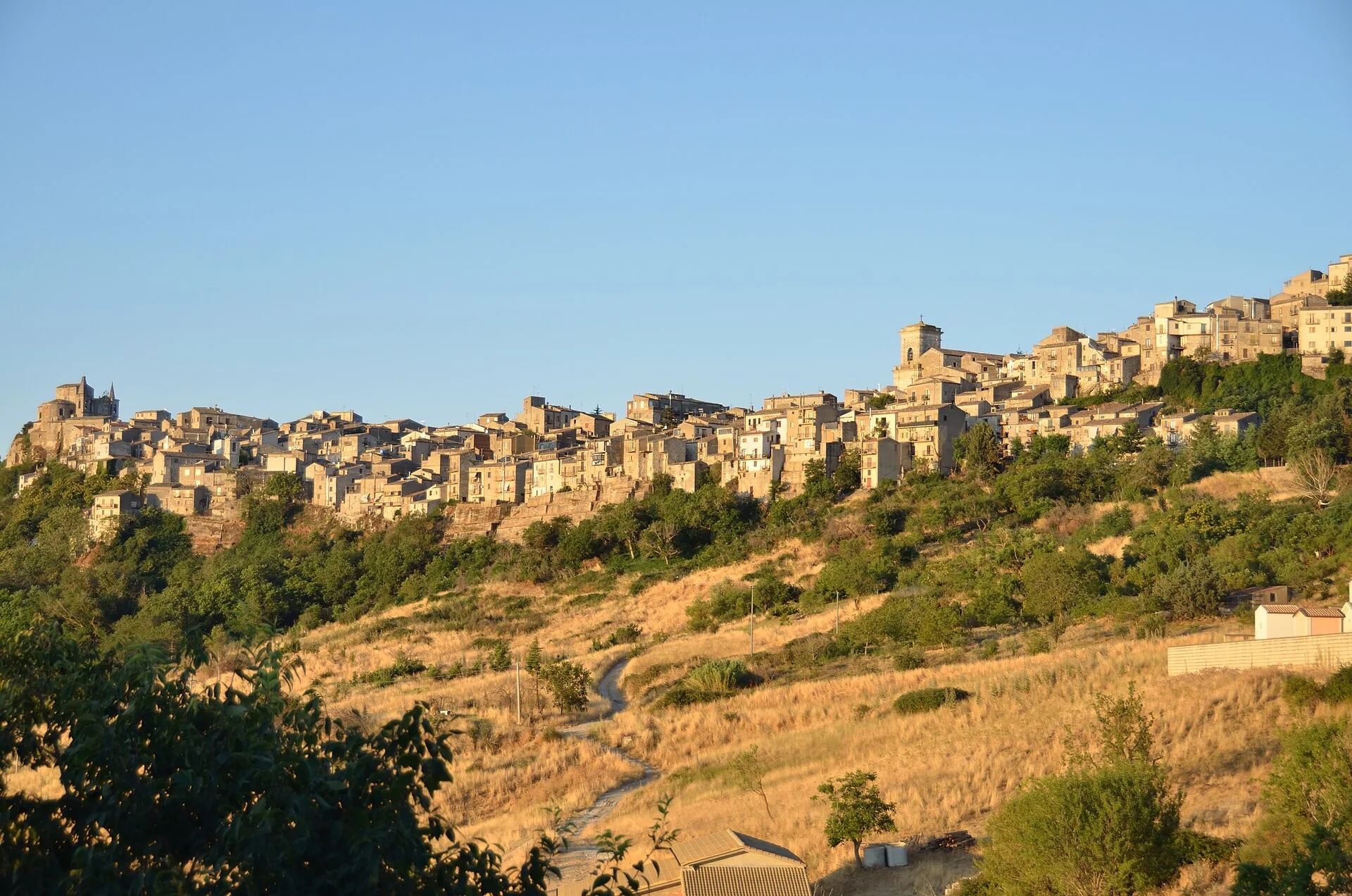 Petralia Soprana, il comune pi&ugrave; alto delle Madonie, visto dalla valle